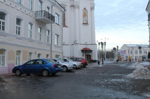 На улице Толстого в Витебске установили знаки «Остановка запрещена». Фото Юрия Шепелева