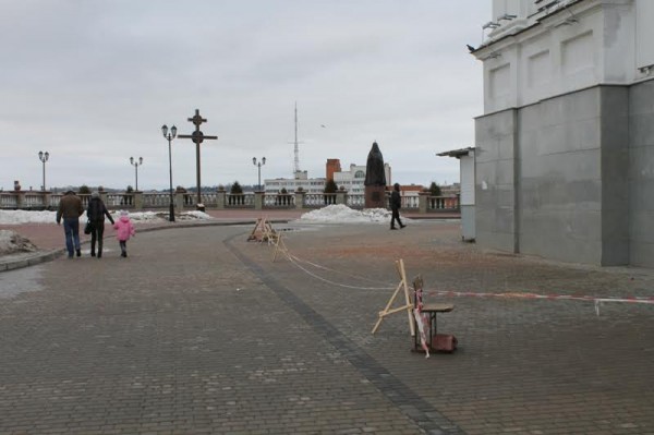 В очередной раз приходом теплой погоды после зимы на Свято-Успенском соборе в Витебске начала осыпаться штукатурка. Фото Юрия Шепелева