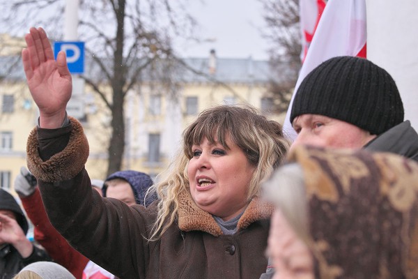 Выступает Светлана Ботвич. Акция протеста против декрета №3 о сборе на финансирование расходов государства в Витебске. Фото Сергея Серебро