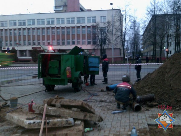 В Новополоцке прорвало трубопровод горячего водоснабжения. Фото МЧС