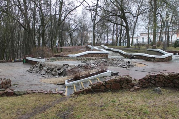 В Витебске в парке Фрунзе в районе площади Свободы началась реконструкция фонтана. Фото Юрия Шепелева