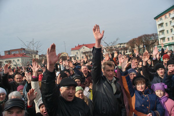 Митингующие в Орше голосуют за поход к райисполкому. Фото Сергея Серебро