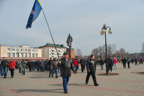 Шествие протестующих к райисполкому в Орше. Фото Сергея Серебро