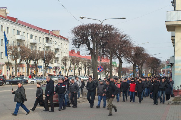 Шествие протестующих к райисполкому в Орше. Фото Сергея Серебро