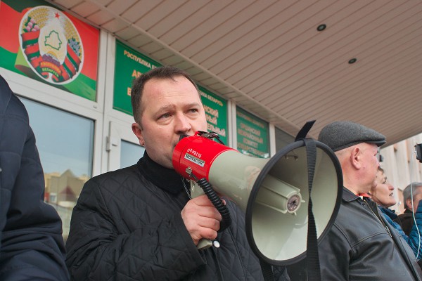 К протестующим обращается заместитель председателя Оршанского районного исполнительного комитета Олег Смирновский. Фото Сергея Серебро