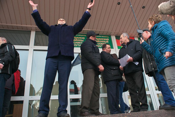 Митинг продолжается у здания Оршанского районного исполнительного комитета. Фото Сергея Серебро