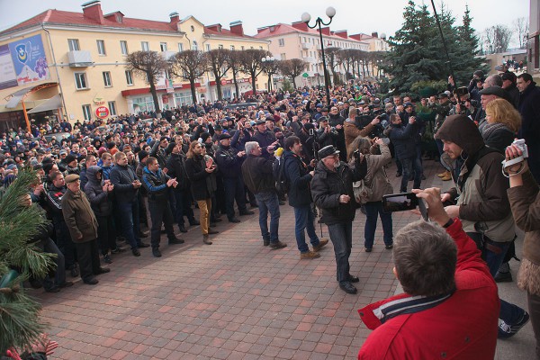 Митинг продолжается у здания Оршанского районного исполнительного комитета Олег Смирновский. Фото Сергея Серебро