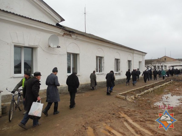 МЧС эвакуировало пациентов Полоцкого психоневрологического дома-интерната по колено в грязи. Фото МЧС