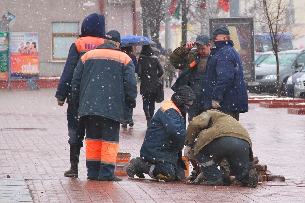 В последний день марта в Витебске прошел снегопад. Фото Сергея Серебро