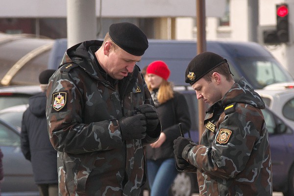 Сотрудники ОМОН на площади Победы. В Витебске прошла очередная акция протеста. Фото Сергея Серебро