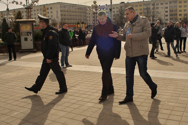 Власть уходит. Безработный делится своими проблемами. В Витебске прошла очередная акция протеста. Фото Сергея Серебро