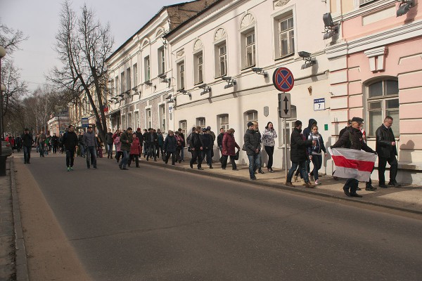 Протестующие идут к памятнику Владимиру Короткевичу. Безработный делится своими проблемами. В Витебске прошла очередная акция протеста. Фото Сергея Серебро