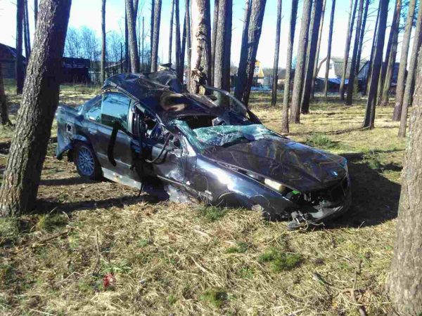 20 апреля в Новополоцке «BMW 318» вылетел в кювет и врезался в деревья. Фото ГАИ