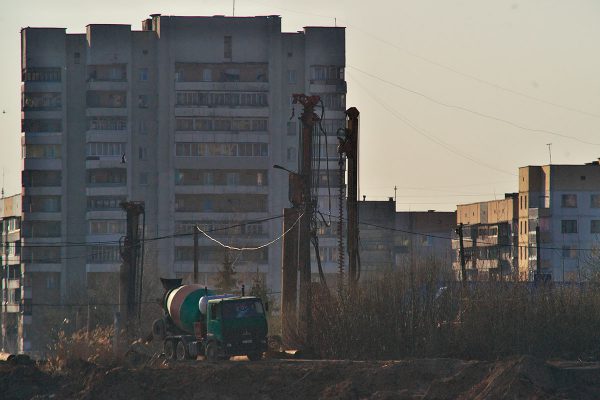 Участок строительства продолжения проспекта Строителей в Билево. Фото Сергея Серебро