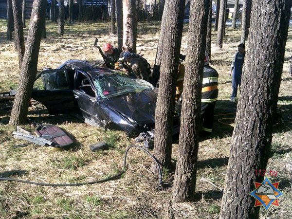 20 апреля в Новополоцке «BMW 318» вылетел в кювет и врезался в деревья. Фото МЧС