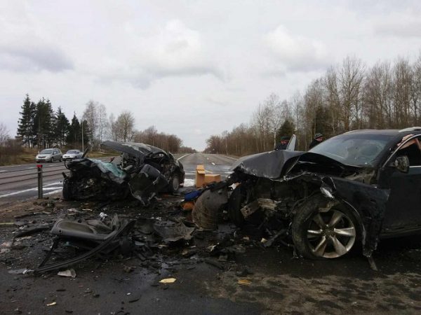 В Дубровенском районе столкнулись «Infiniti» и «Mazda 626», погибли два человека. Фото СК