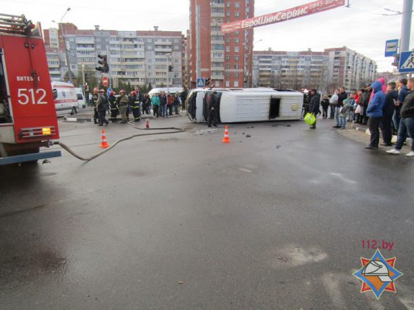 В Витебске из-за столкновения с патрульным автомобилем перевернулась маршрутка. Фото МЧС