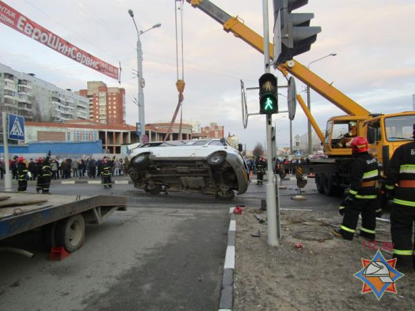 В Витебске из-за столкновения с патрульным автомобилем перевернулась маршрутка. Фото МЧС