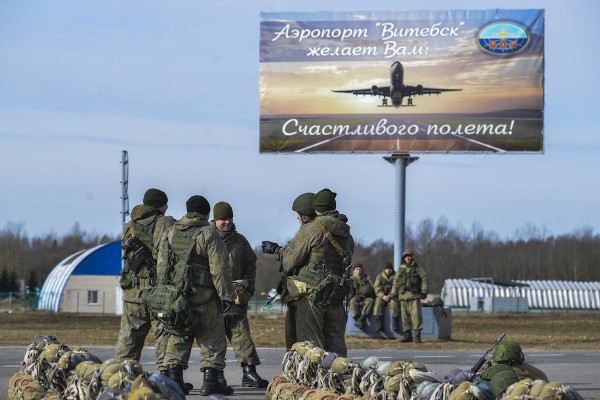 Российские десантники в Витебском аэропорту. Фото Игоря Руденко / Министерство обороны РФ