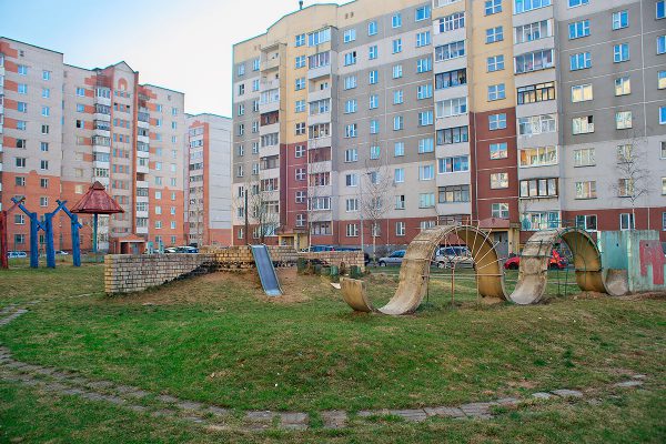 Детская площадка у дома №15 корпус 4 на улице Петруся Бровки в Витебске. Фото Сергея Серебро