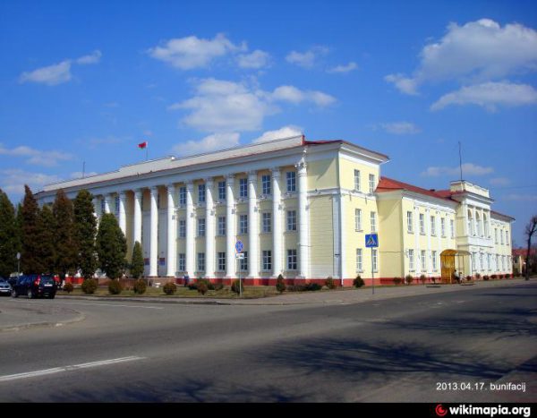 Здание Полоцкого райисполкома. Фото  bunifacij / wikimapia.org