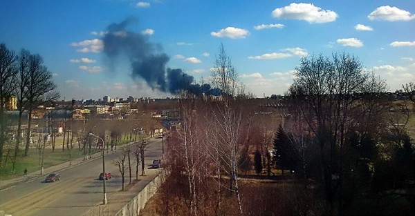 Сильный пожар произошел в Витебске в районе СЭЗ, вид от шелкового комбината. Фото Андрея Вьюна / vk.com/vitebsk_news