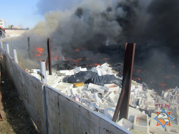 Сильный пожар в Витебске: горела пенопластовая упаковка на складе телезавода. Фото МЧС