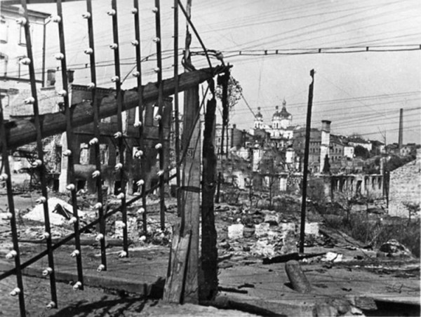 Фотаздымак, зроблены прыкладна з таго ж ракурсу, што і дрэварыт, 1941 год