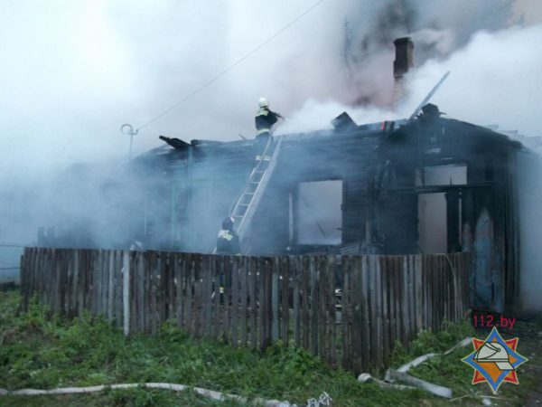 В Чашниках сгорел барак с четырьмя квартирами. Фото МЧС