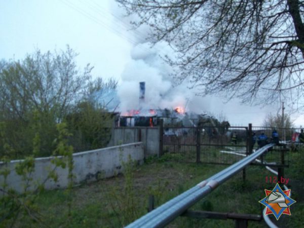 В Чашниках сгорел барак с четырьмя квартирами. Фото МЧС