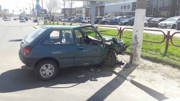 В Витебске «Ford Fiesta» врезался в фонарный столб. Фото отделения агитации и пропаганды ГАИ УВД Витебского облисполкома