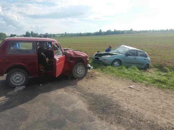 В Сенненском районе «Ford Focus» лоб в лоб столкнулся с «Нивой». Один человек погиб, четверо в больнице. Фото СК