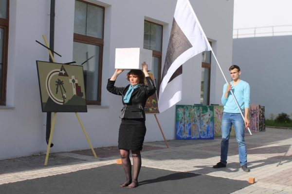 В Витебске прошла выставка-акция в честь Витебского народного художественного училища. Фото Юрия Шепелева