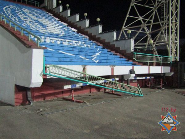 На вчерашнем футбольном матче «Витебск»—«БАТЭ» обрушилось ограждение зрительских рядов. Фото МЧС