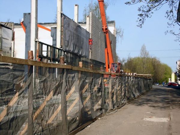 В Витебске опять приступили к сносу производственных корпусов завода «Коминтерн», там планируется построить торговый центр.. Фото Юрия Шепелева