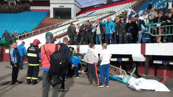 На вчерашнем футбольном матче «Витебск»—«БАТЭ» обрушилось ограждение зрительских рядов. Фото @belultras / nstagram.com