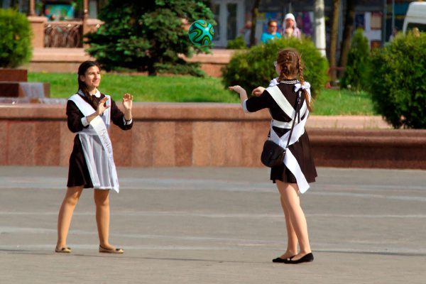  У Віцебску выпускнікі апранулі стужкі з вышыванкай. Фота Сержука Серабро