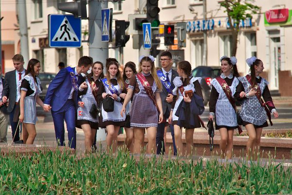  У Віцебску выпускнікі апранулі стужкі з вышыванкай. Фота Сержука Серабро