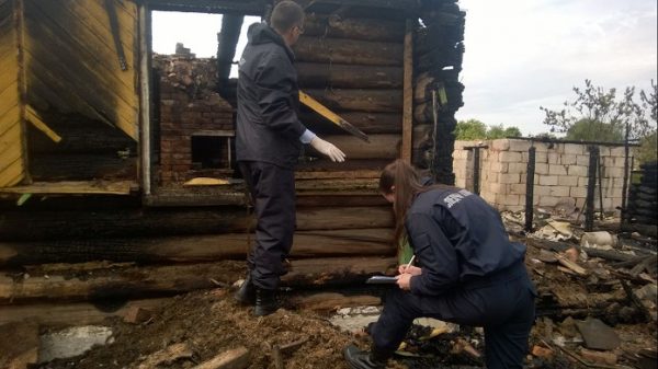 Три взрослых и грудной ребенок погибли на пожаре в Верхнедвинском районе, на месте пожара работают следователи. Фото СК