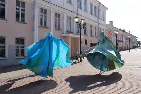 На углу улиц Суворова и Крылова в Витебске состоялось открытие необычного арт-объекта — интерактивной скамейки. Фото Юрия Шепелева