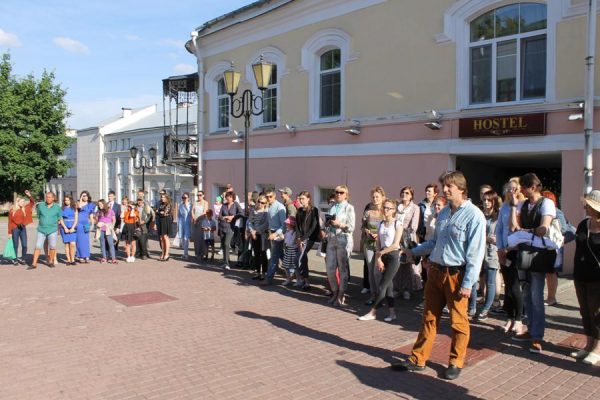 На углу улиц Суворова и Крылова в Витебске состоялось открытие необычного арт-объекта — интерактивной скамейки. Фото Юрия Шепелева