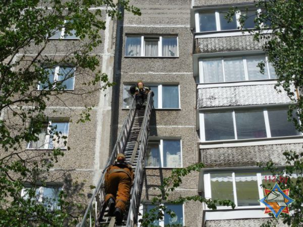В Полоцке из-за пожара в одной из квартир пришлось эвакуировать 22 человек. Фото МЧС