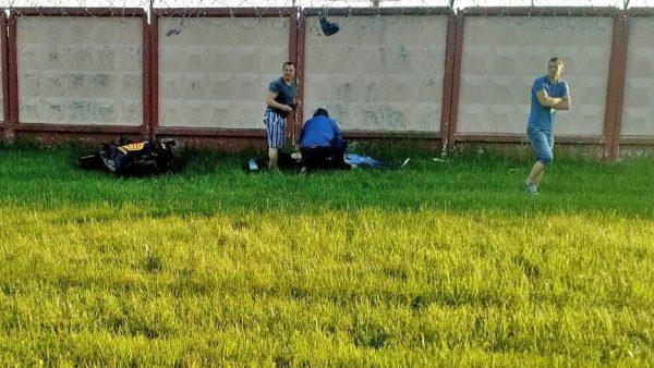 В Новополоцке мотоциклист врезался в забор, медики пытаются его спасти. Фото УГАИ Витебского облисполкома