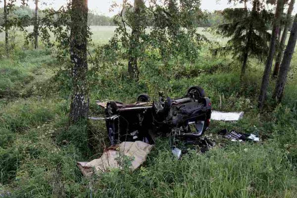 В Полоцком районе женщина на «Geely» задела фуру и вылетела в кювет, погиб один подросток, еще двое травмированы. Фото ГАИ