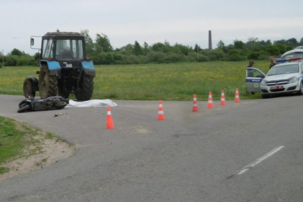 Под Витебском мужчина погиб, врезавшись на мопеде в трактор. Фото ГАИ