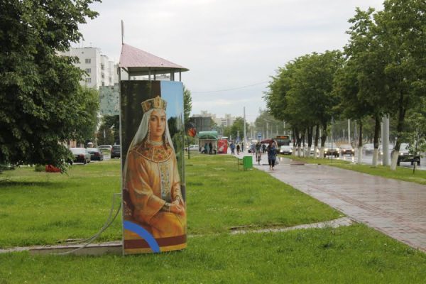 Накануне очередного празднования Дня города в Витебске на Московском проспекте установили инсталляцию с вехами истории областного центра. Фото Юрия Шепелева