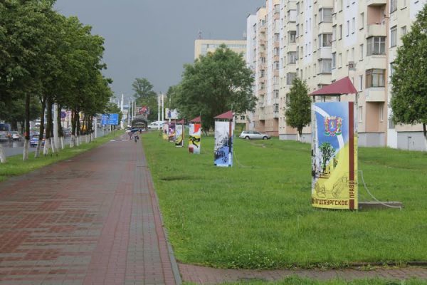 Накануне очередного празднования Дня города в Витебске на Московском проспекте установили инсталляцию с вехами истории областного центра. Фото Юрия Шепелева