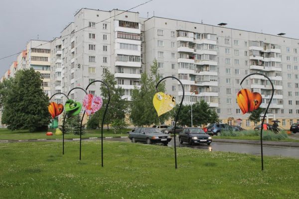 Накануне очередного празднования Дня города в Витебске на Московском проспекте установили инсталляцию с вехами истории областного центра. Фото Юрия Шепелева