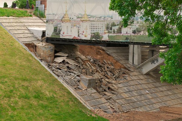 В Витебске опять размыло берег под Пушкинским мостом. Фота Сержука Серабро