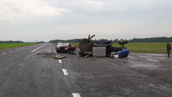 В Полоцком районе трактор перевернулся после того, как его протаранила женщина на легковушке. Фото ГАИ УВД Витебского облисполкома